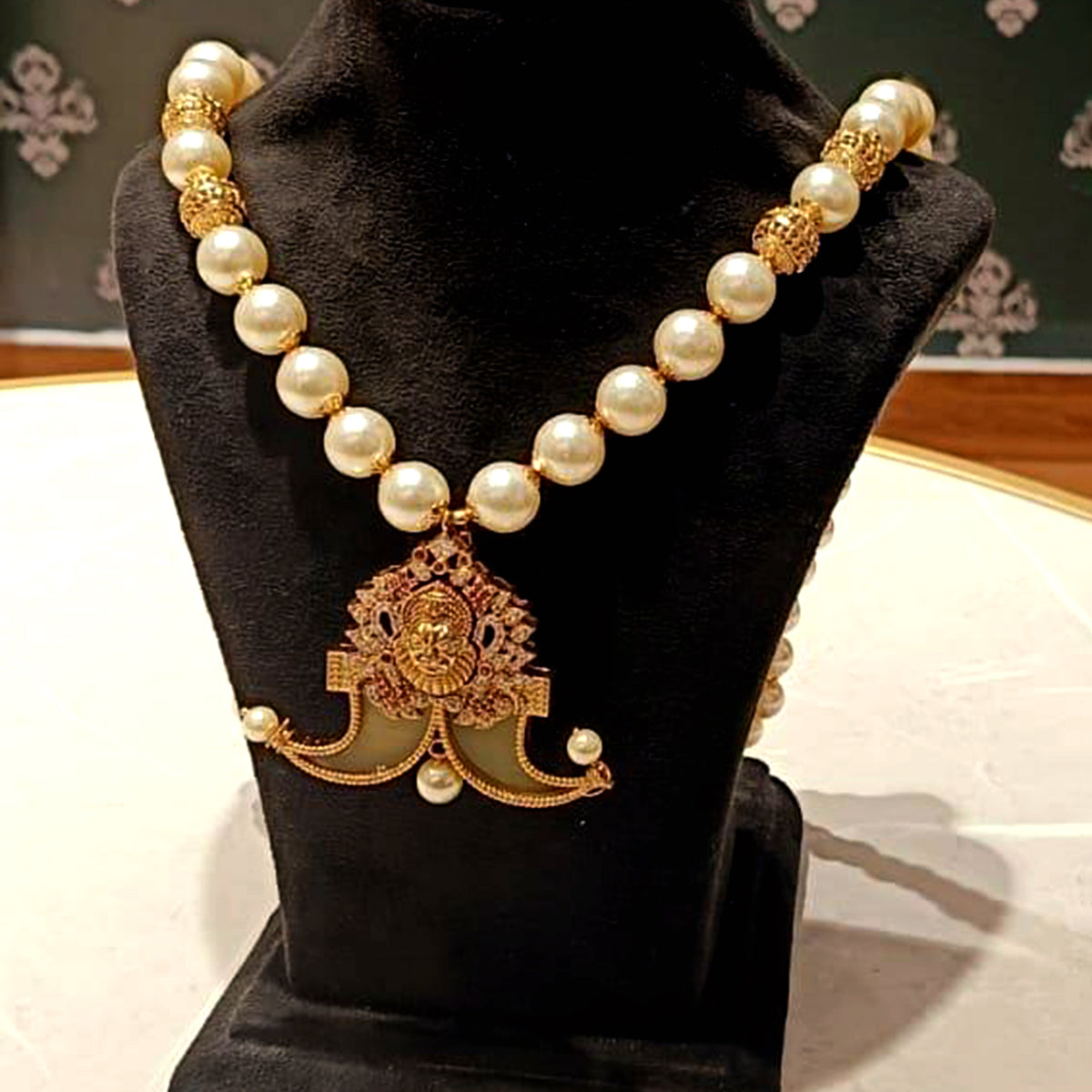 Pearl Set With Puligore